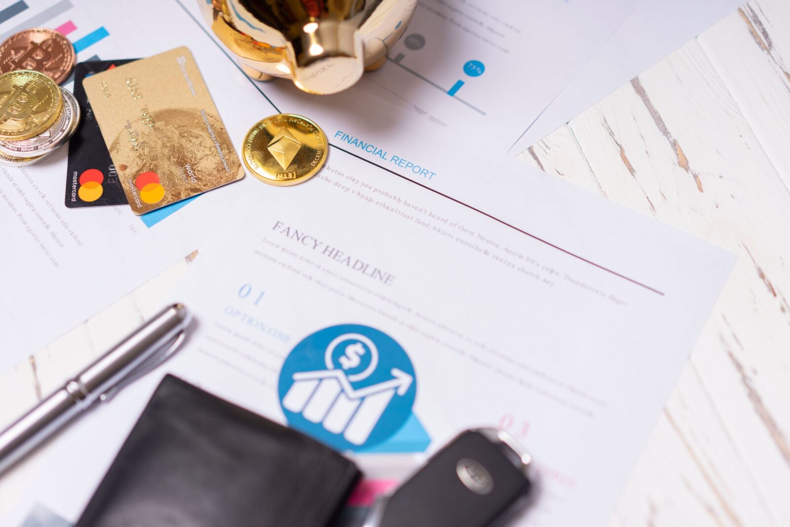 Närbild av finansiella dokument, kreditkort, mynt och en penna på ett skrivbord